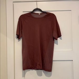 Men’s lululemon heather red shirt EUC